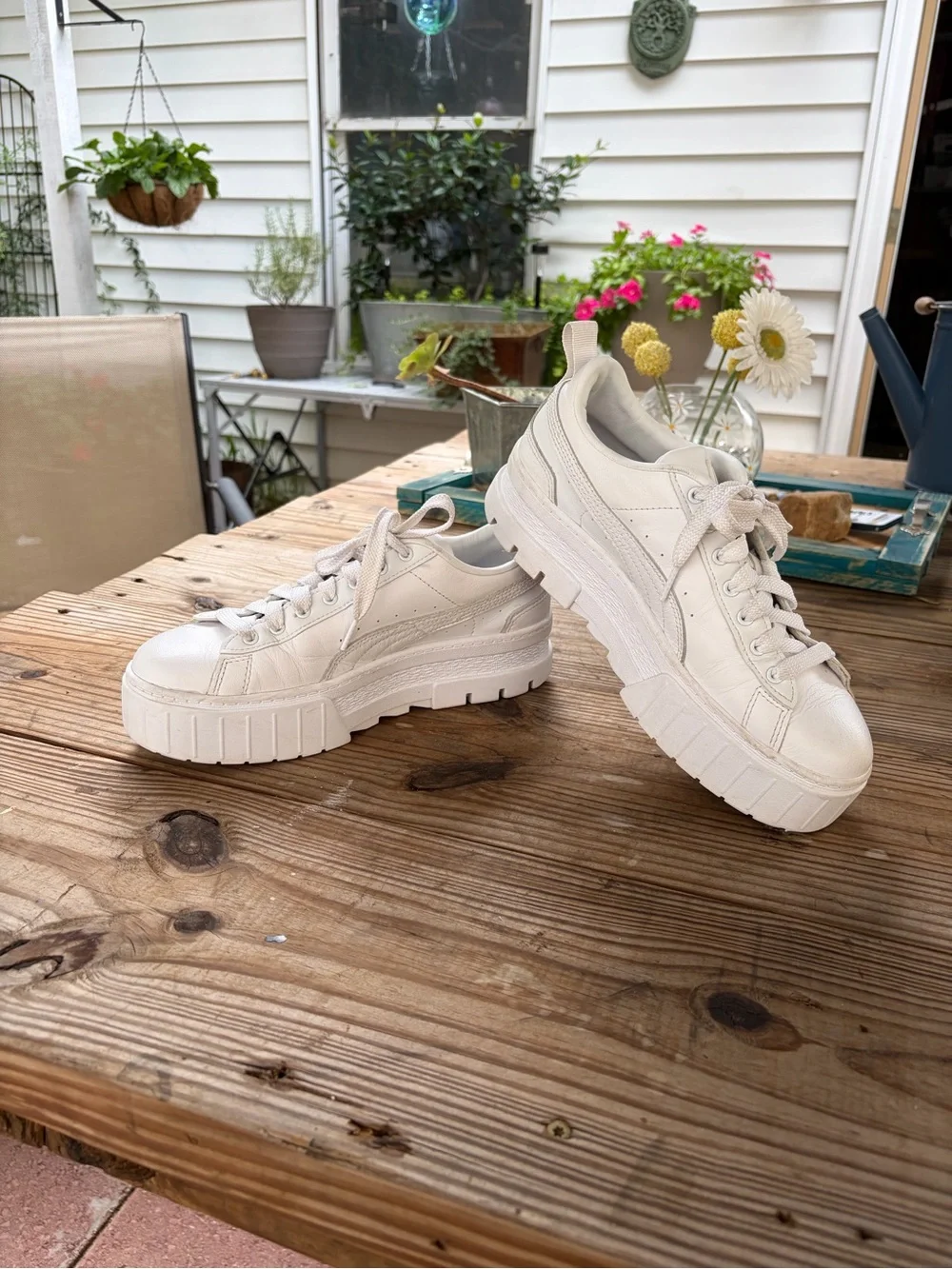 PUMA Mayze Stack Women’s 8.5 White Leather Platform Sneakers Gold Logo